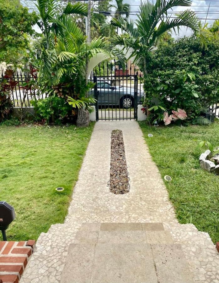 Entire Private Beautiful 2 Bedroom Plus Den House With Gated Front&Back Yard And Free Parking 10Min Drive To Miami Beach מראה חיצוני תמונה
