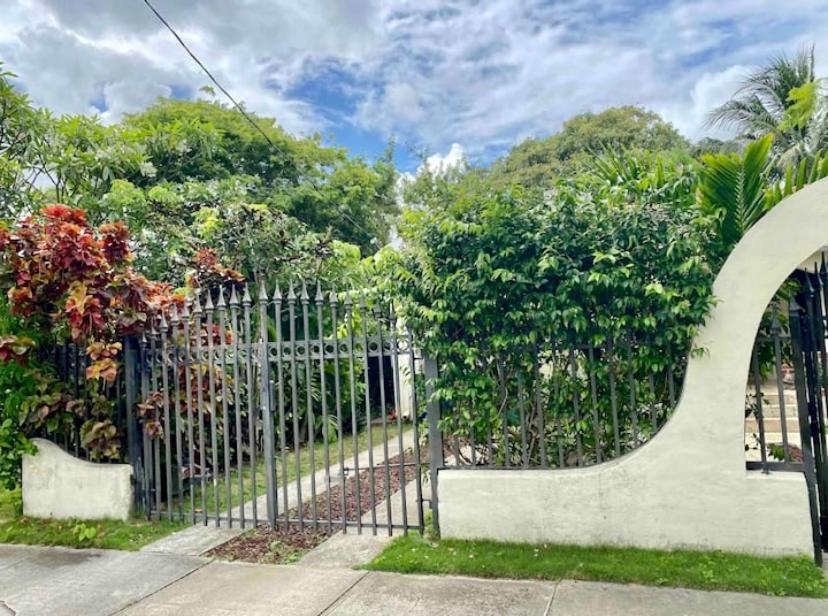 Entire Private Beautiful 2 Bedroom Plus Den House With Gated Front&Back Yard And Free Parking 10Min Drive To Miami Beach מראה חיצוני תמונה