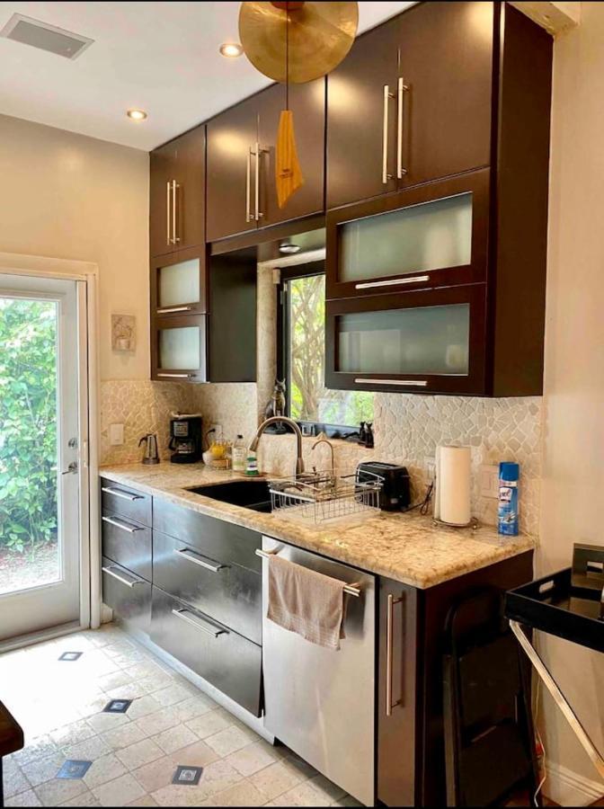 Entire Private Beautiful 2 Bedroom Plus Den House With Gated Front&Back Yard And Free Parking 10Min Drive To Miami Beach מראה חיצוני תמונה