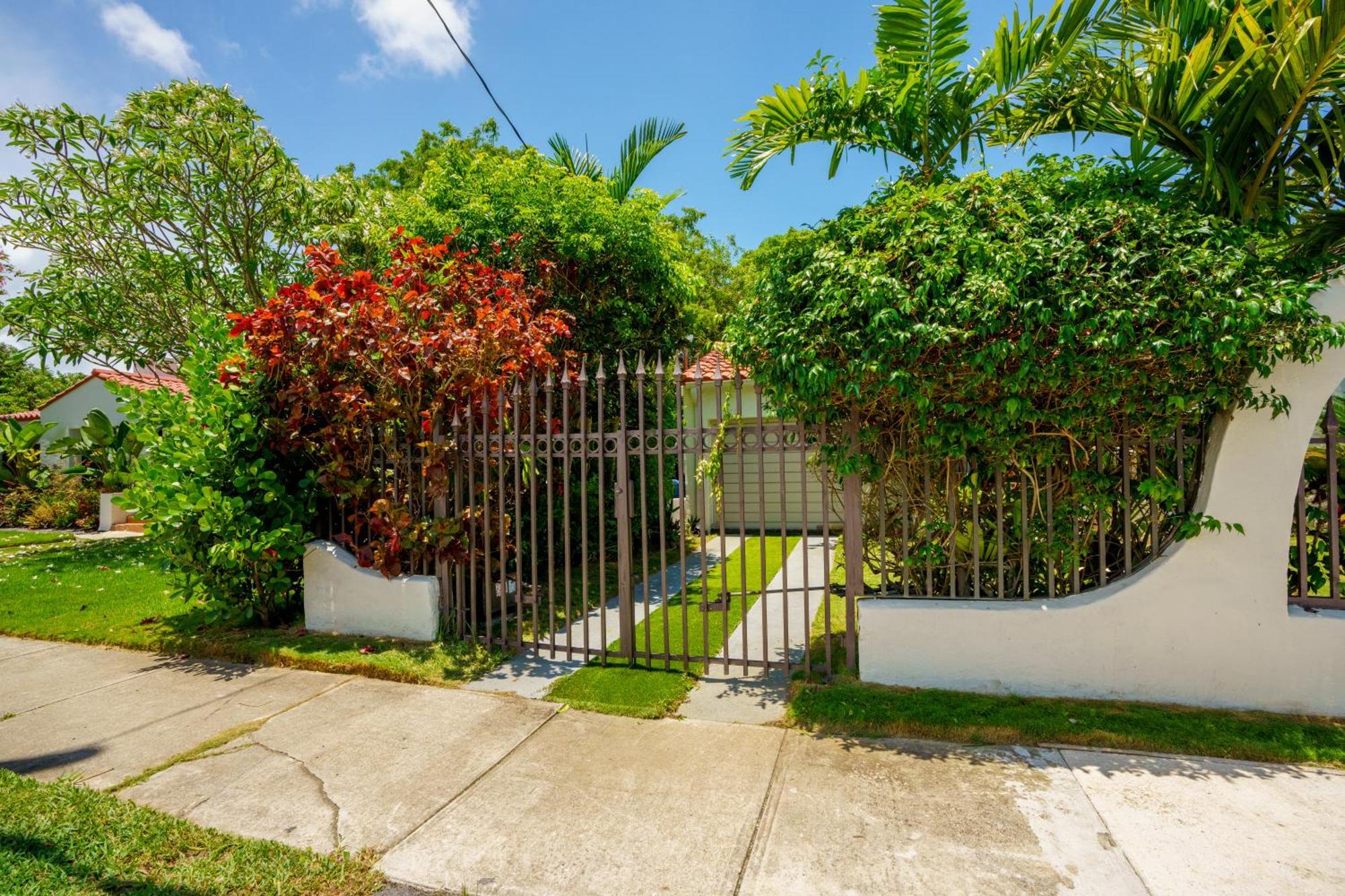Entire Private Beautiful 2 Bedroom Plus Den House With Gated Front&Back Yard And Free Parking 10Min Drive To Miami Beach מראה חיצוני תמונה