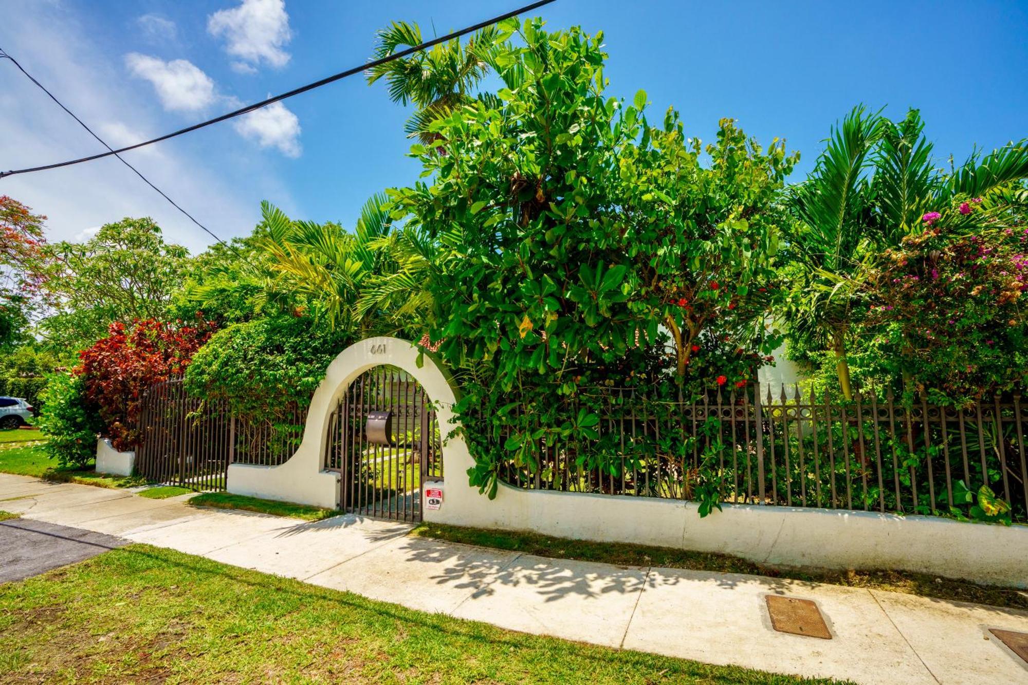 Entire Private Beautiful 2 Bedroom Plus Den House With Gated Front&Back Yard And Free Parking 10Min Drive To Miami Beach מראה חיצוני תמונה